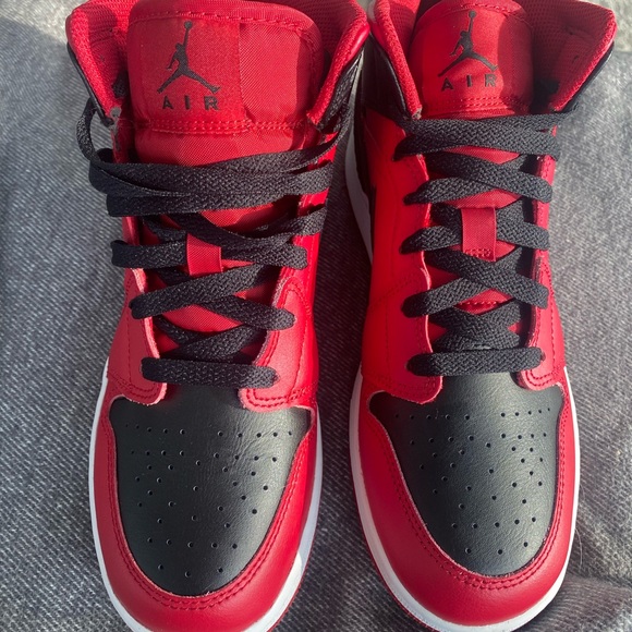 Air jordans size 6.5 in youth boys equivalent to size 8 women’s - Picture 3 of 4